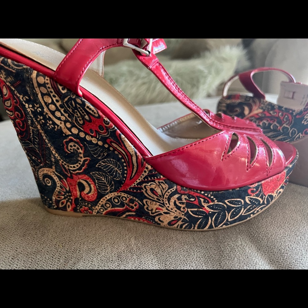 Kenneth Cole Reaction Red Wedges - Picture 3 of 3